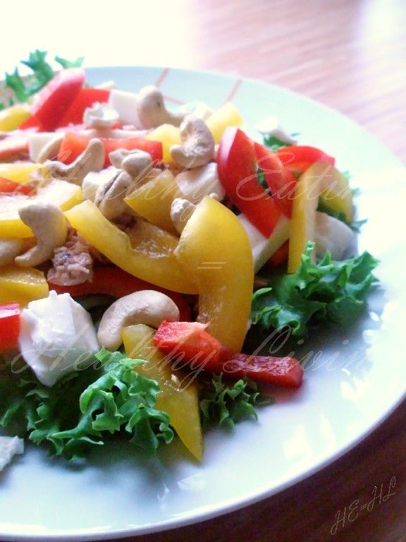 Salad with cashew nuts