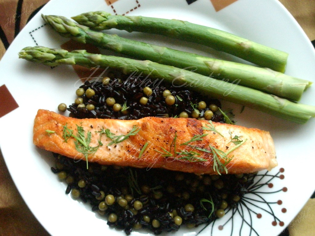 Grilled salmon served on black rice 