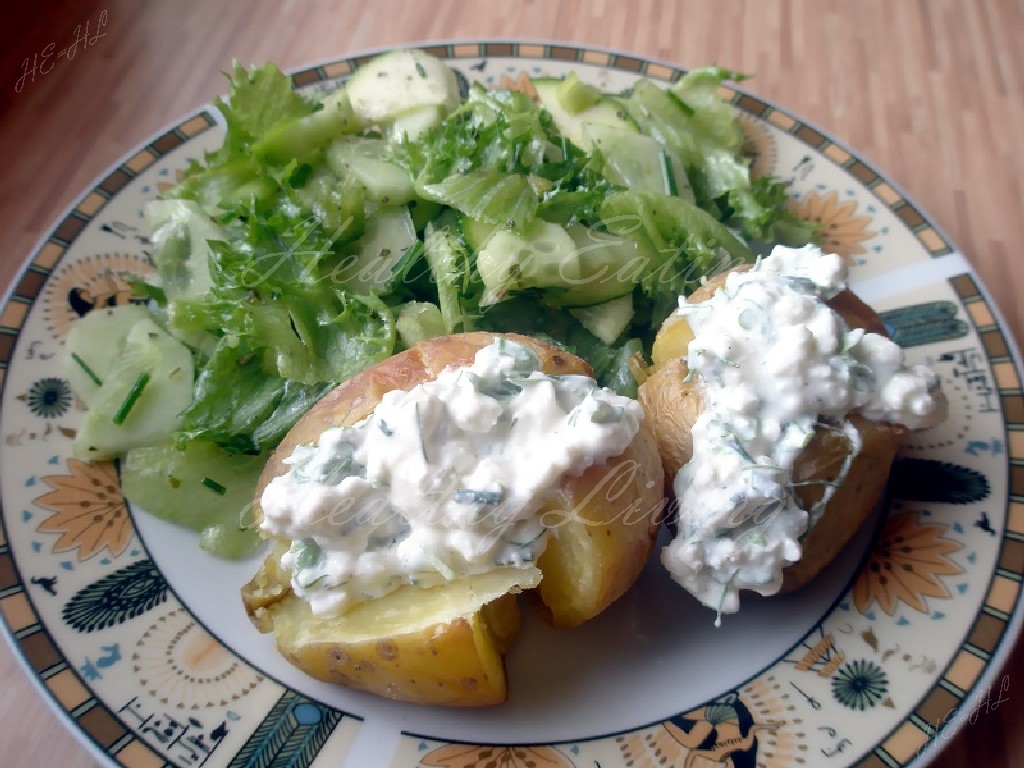 Baked potatoes with green vegetables