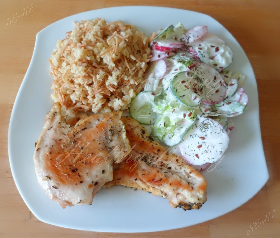 Bulgur with vermicelli and grilled chicken breast