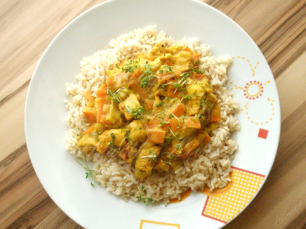 Chicken breast in leek-carrot sauce with brown rice