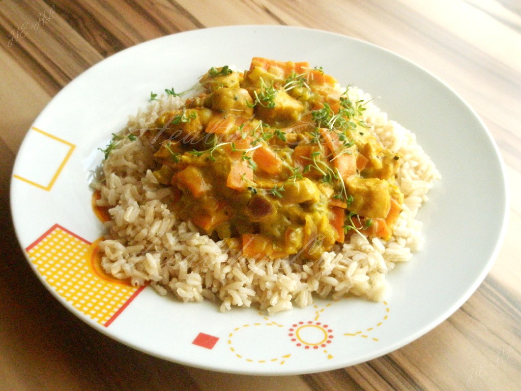 Chicken breast in leek-carrot sauce with brown rice