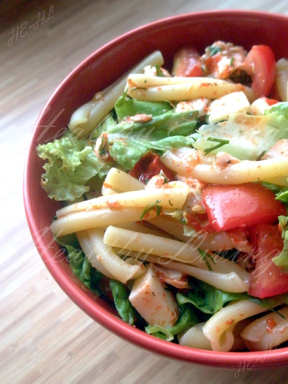 Salad with pasta, pepper and baked salmon