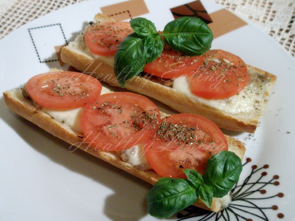 Toasts with shallots and mushrooms