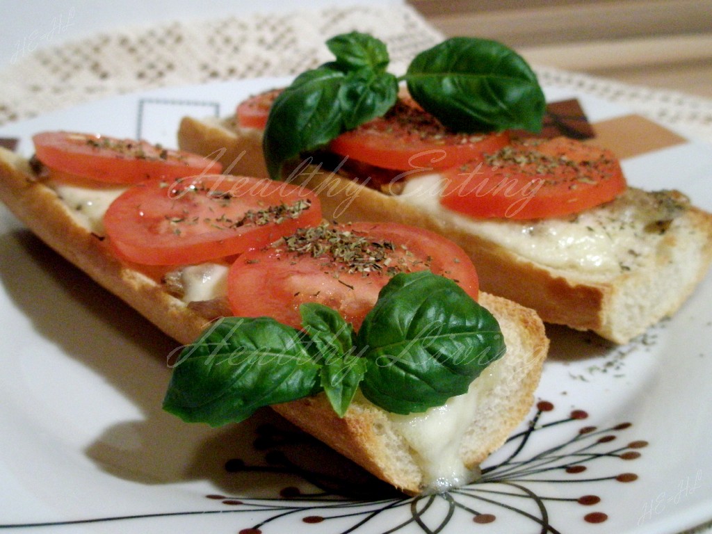 Toasts with shallots and mushrooms