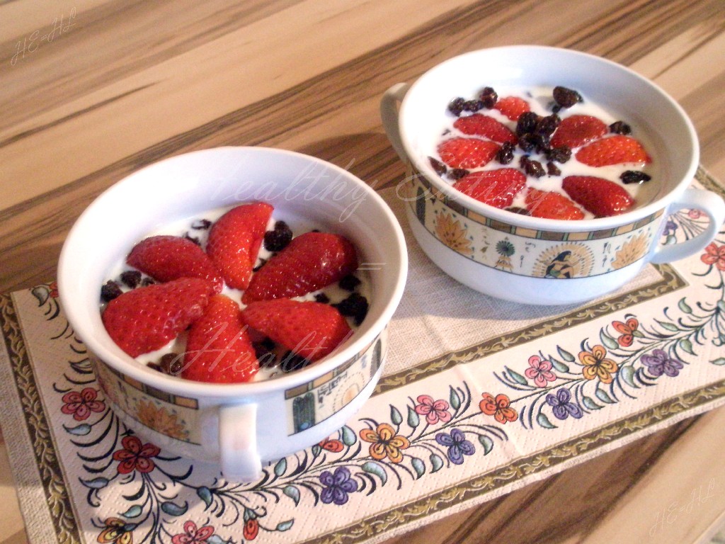 Rice flakes on milk with strawberries