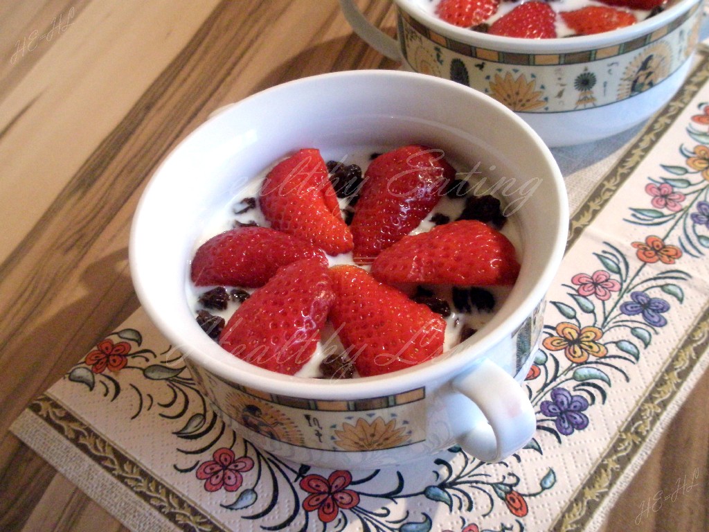 Rice flakes on milk with strawberries