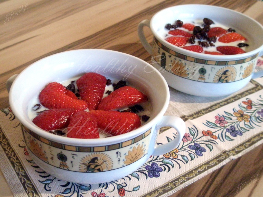 Rice flakes on milk with strawberries