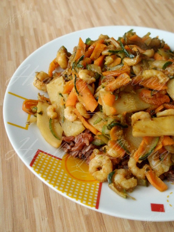 Rice with shrimps and vegetables stewed in soy sauce