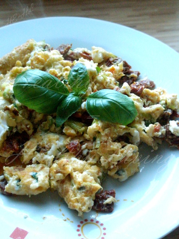 Scrambled eggs with leek and sun-dried tomatoes