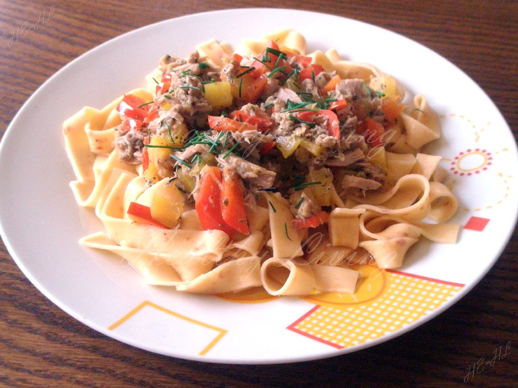 Paprika tagliatelle with tuna