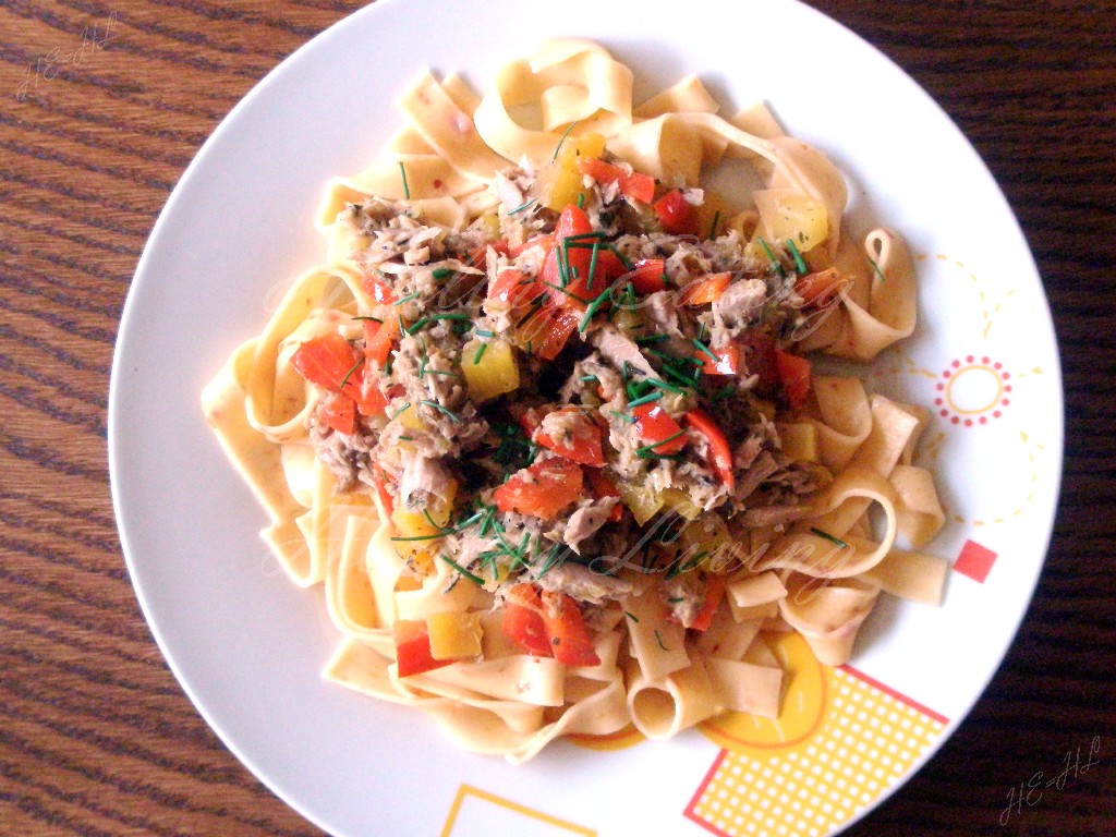 Paprika tagliatelle with tuna