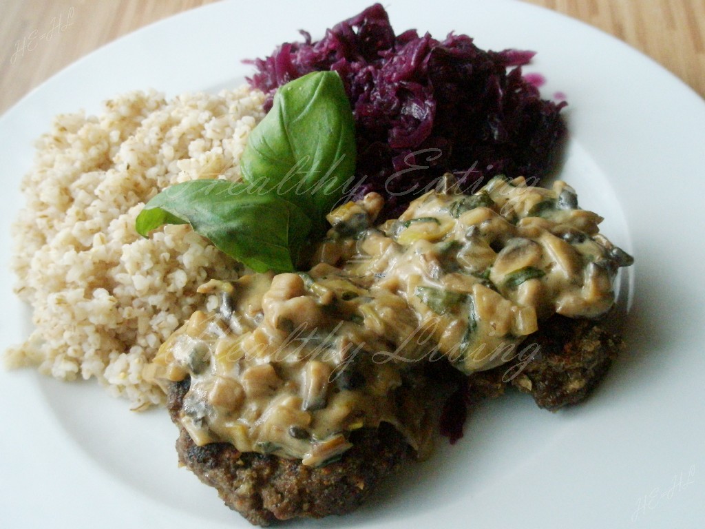 Minced beef with leek-basil sauce