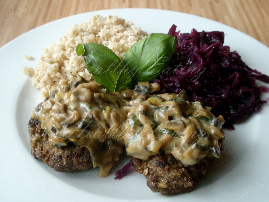 Minced beef with leek-basil sauce