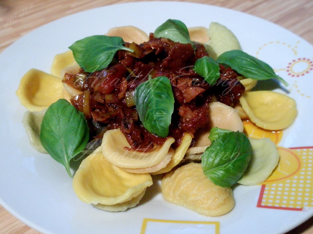 Pasta with serrano ham and tomato sauce