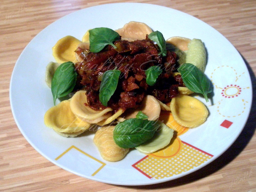 Pasta with serrano ham and tomato sauce