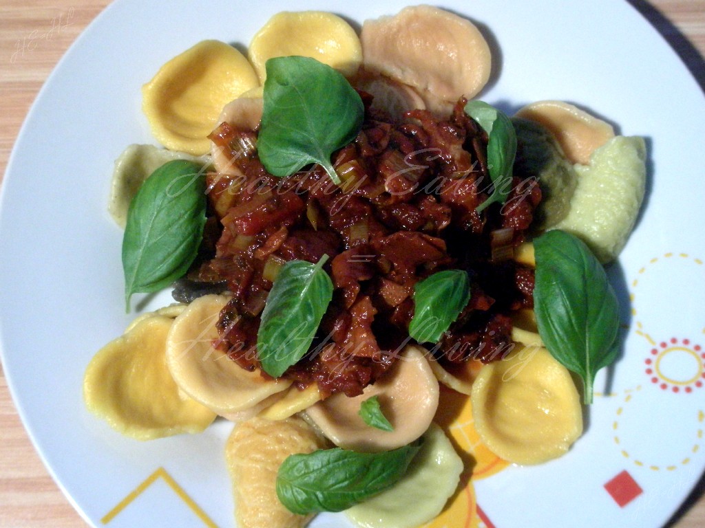 Pasta with serrano ham and tomato sauce