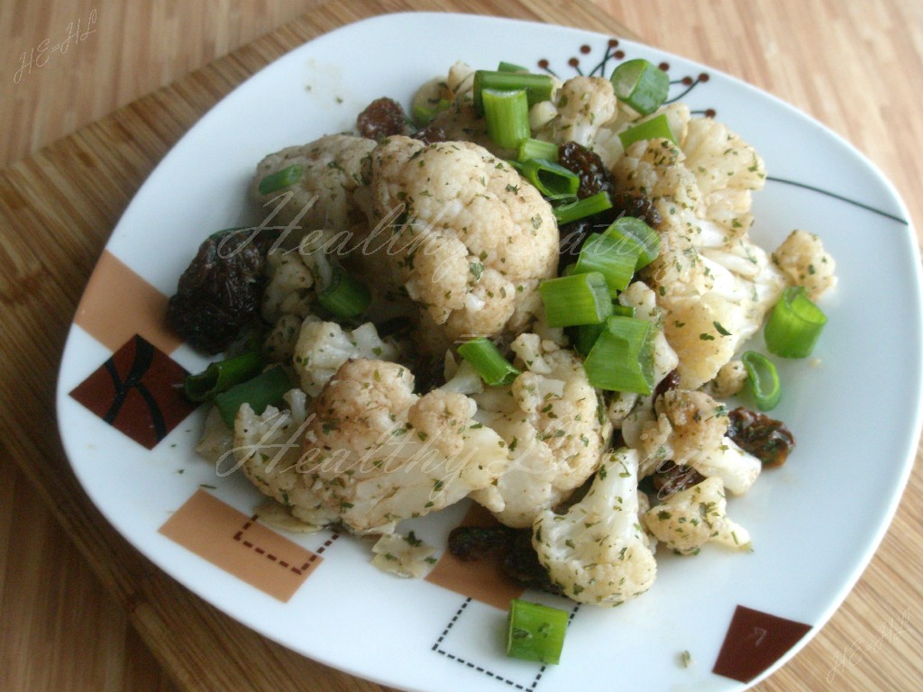 Cauliflower salad with raisins and chives