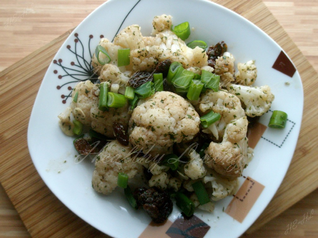 Cauliflower salad with raisins and chives