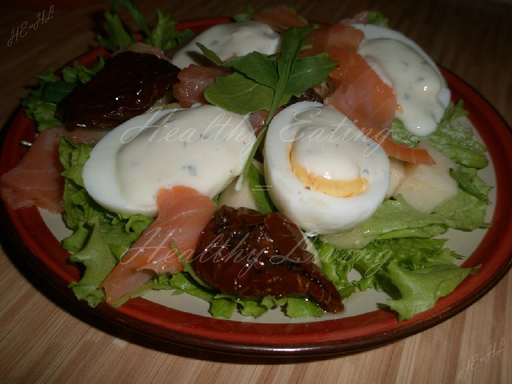 Salmon salad with pear and dried tomatoes