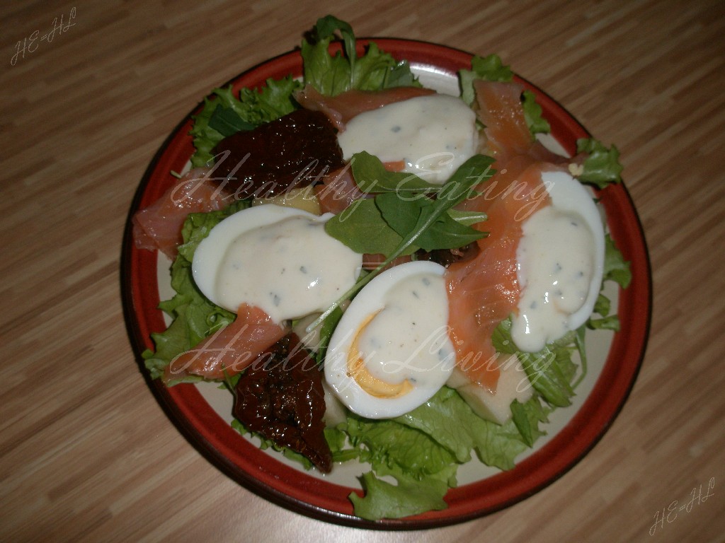 Salmon salad with pear and dried tomatoes