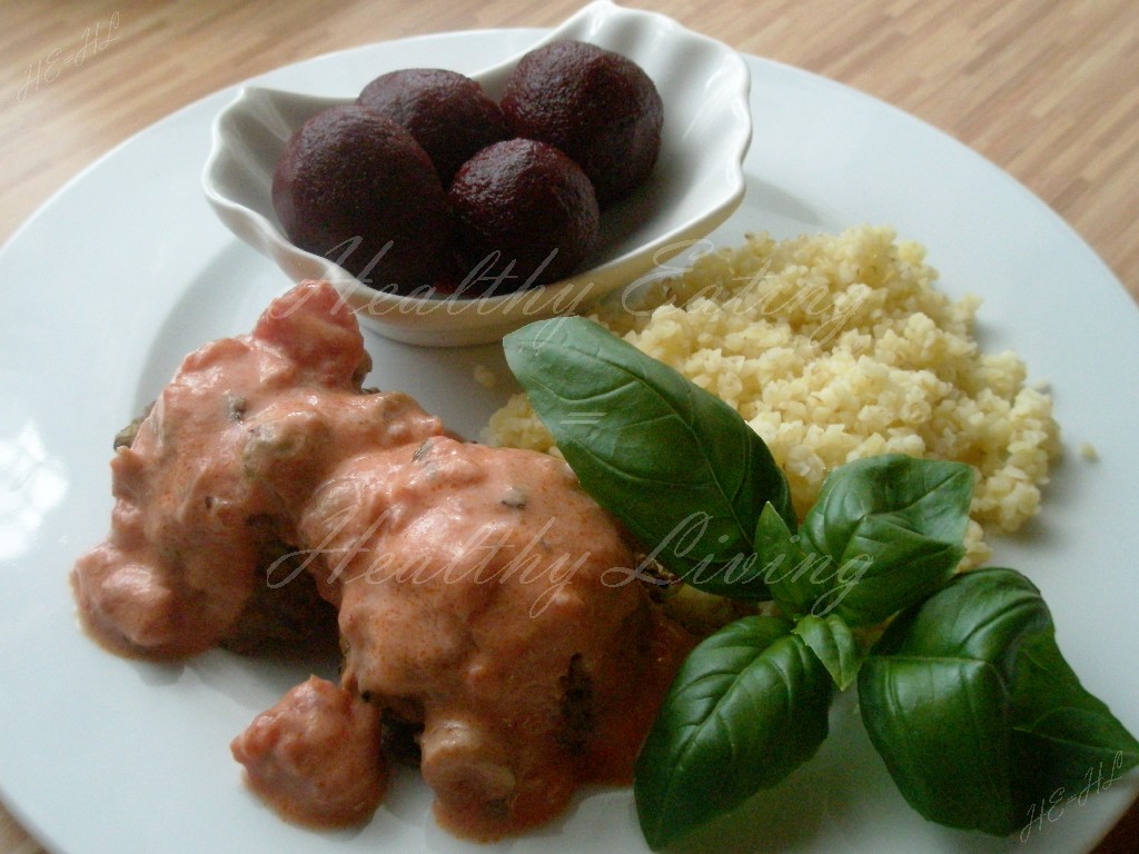 Roasted meatballs in yoghurt-tomato sauce