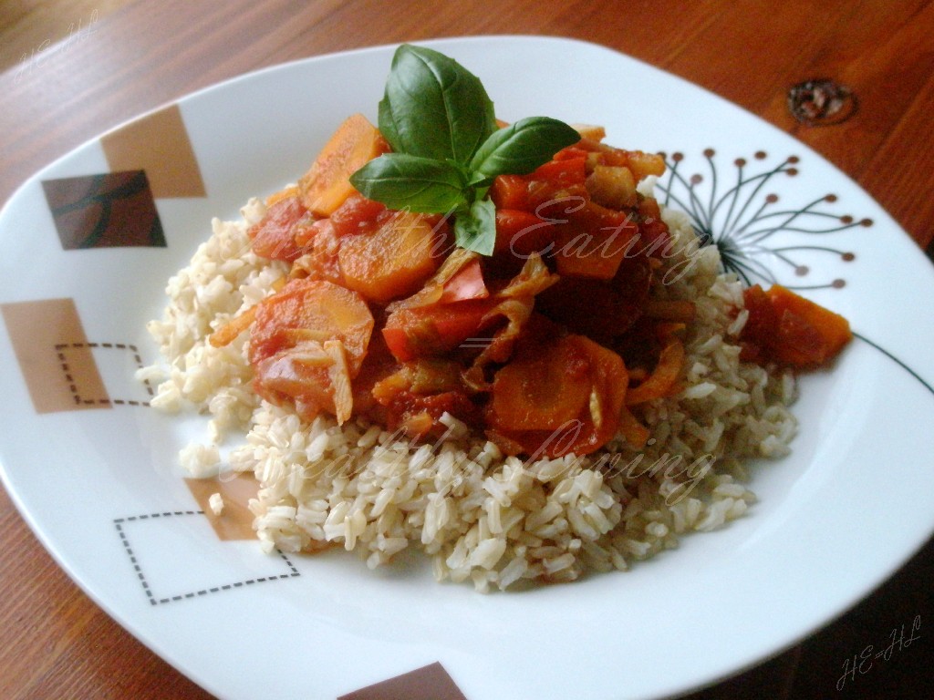 Brown rice with vegetable sauce