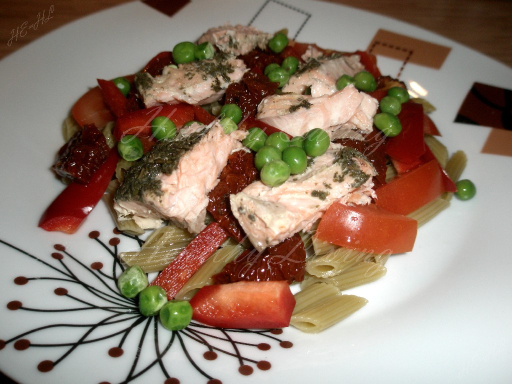 Salad with salmon and sun-dried tomatoes