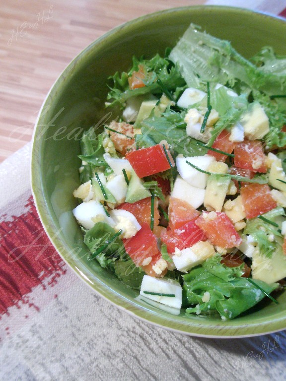 Avocado salad with egg 