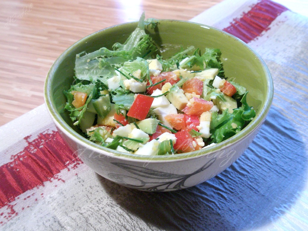 Avocado salad with egg 
