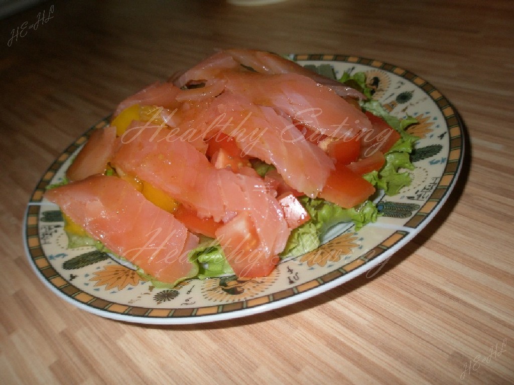 Salad with smoked salmon and honey-mustard sauce