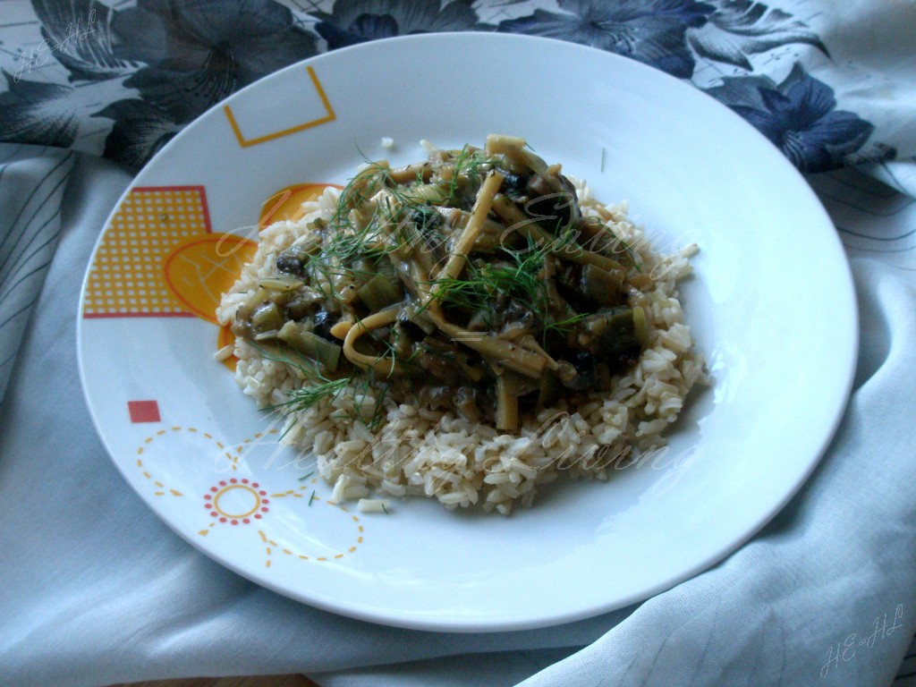 Rice with leek-mushroom sauce and bamboo shoots