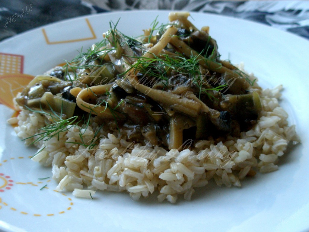 Rice with leek-mushroom sauce and bamboo shoots