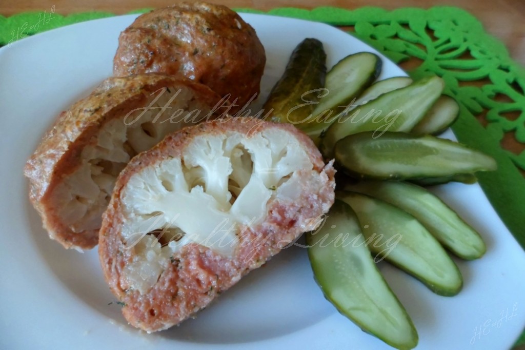 Cauliflower covered with turkey minced meat