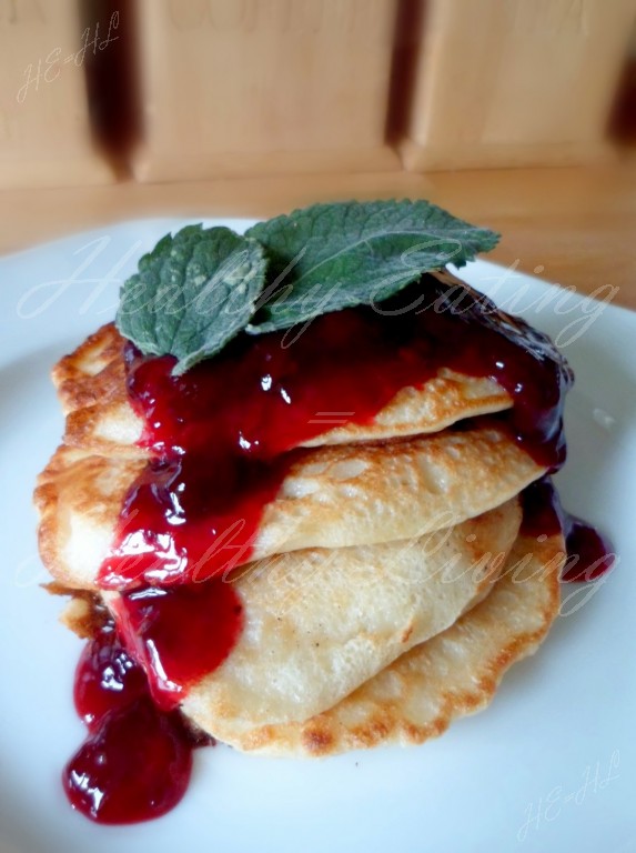 Apple-pear fritters with blackberry mousse