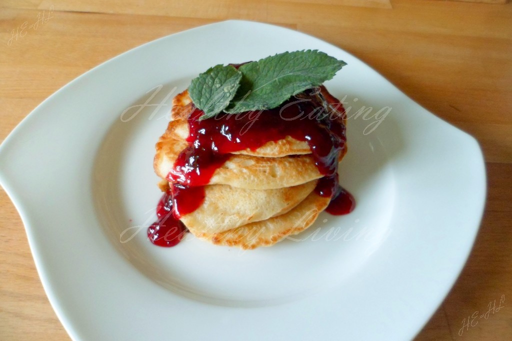 Apple-pear fritters with blackberry mousse