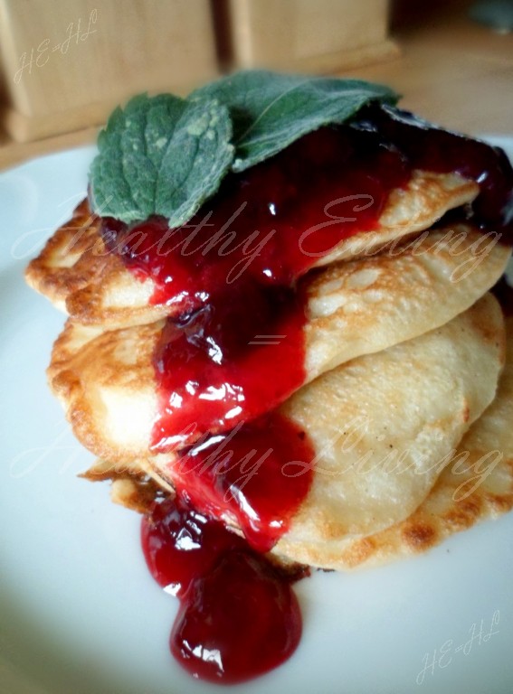 Apple-pear fritters with blackberry mousse