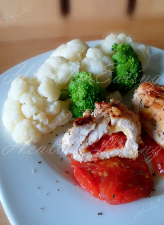 Chicken rolls with tomatoes and cheese