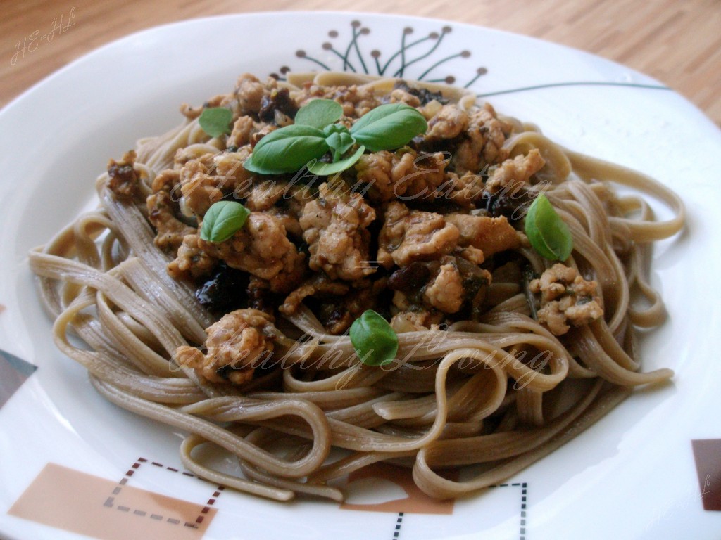 Mushroom tagliatelle with dried plums and minced meat