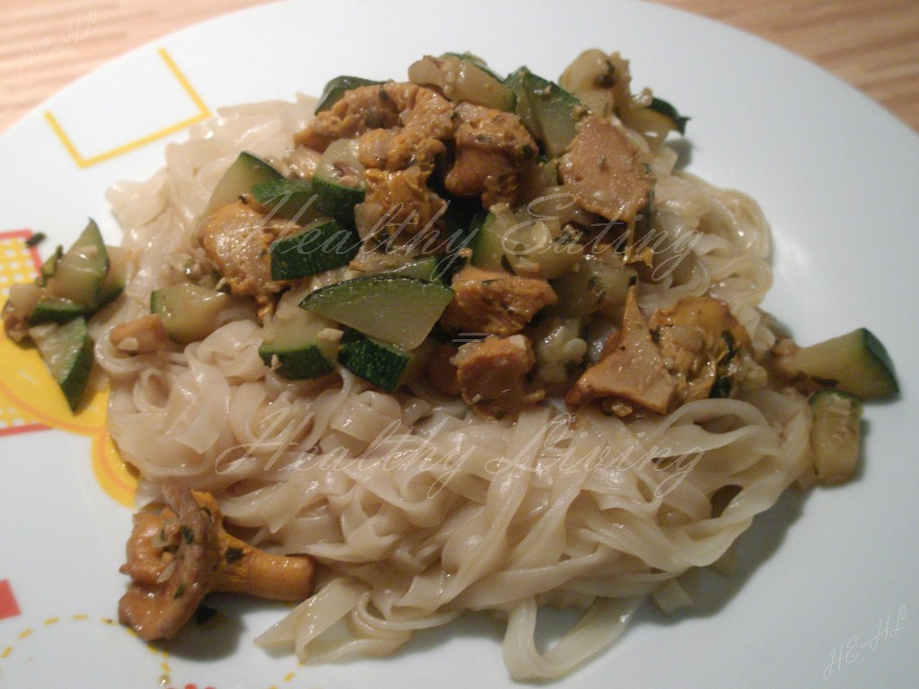 Chanterelle with rice pasta