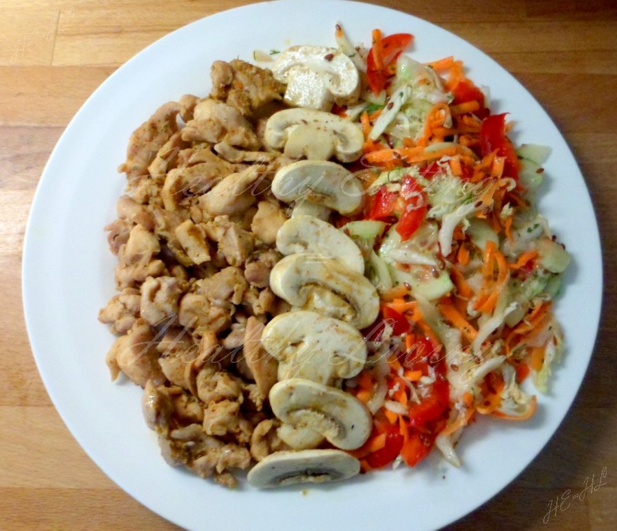 Poultry gyros with salad and mushrooms