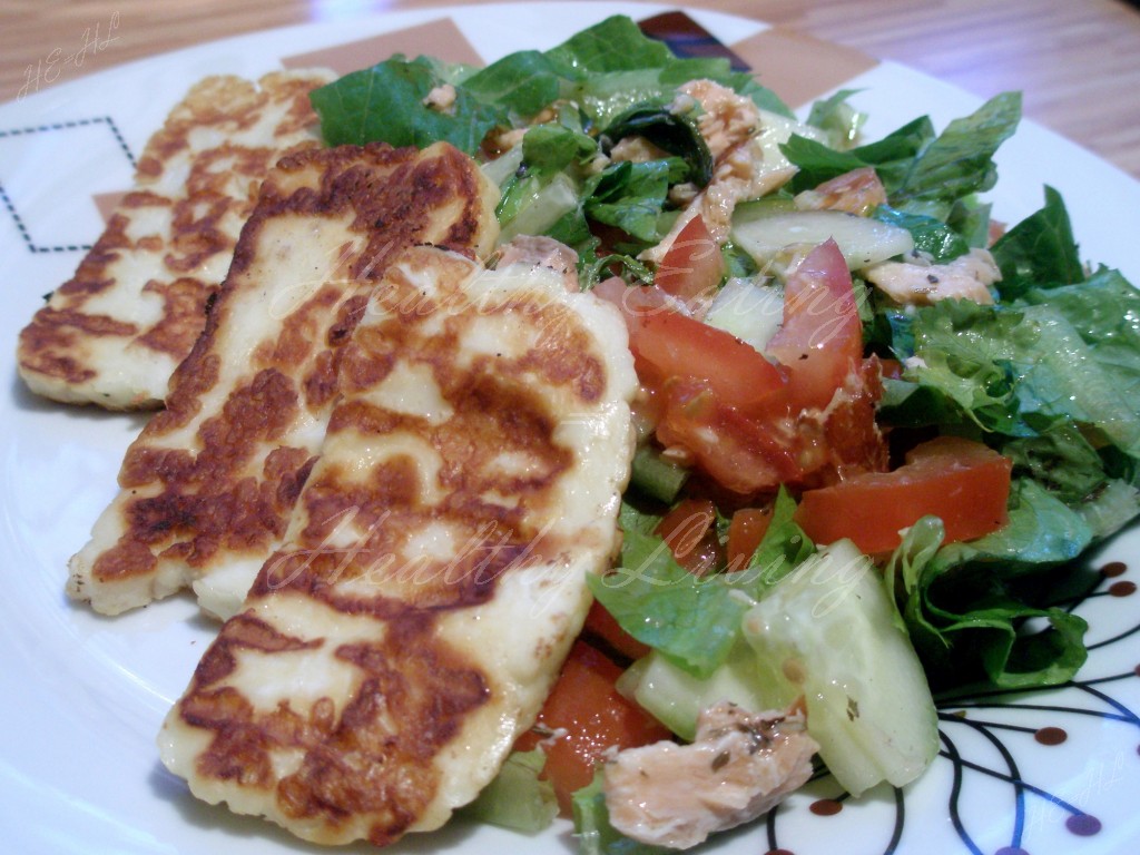 Salad with grilled halloumi