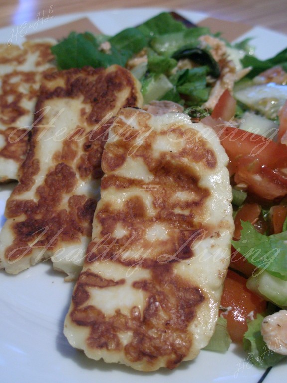 Salad with grilled halloumi