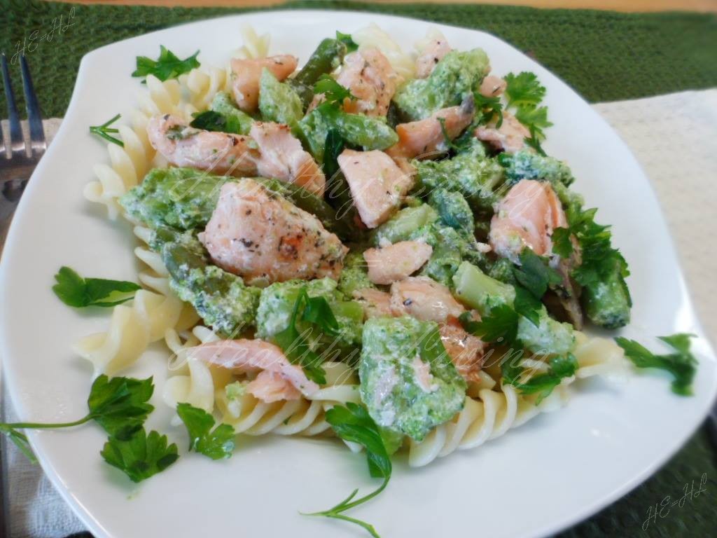 Salmon in yogurt sauce with broccoli and green beans