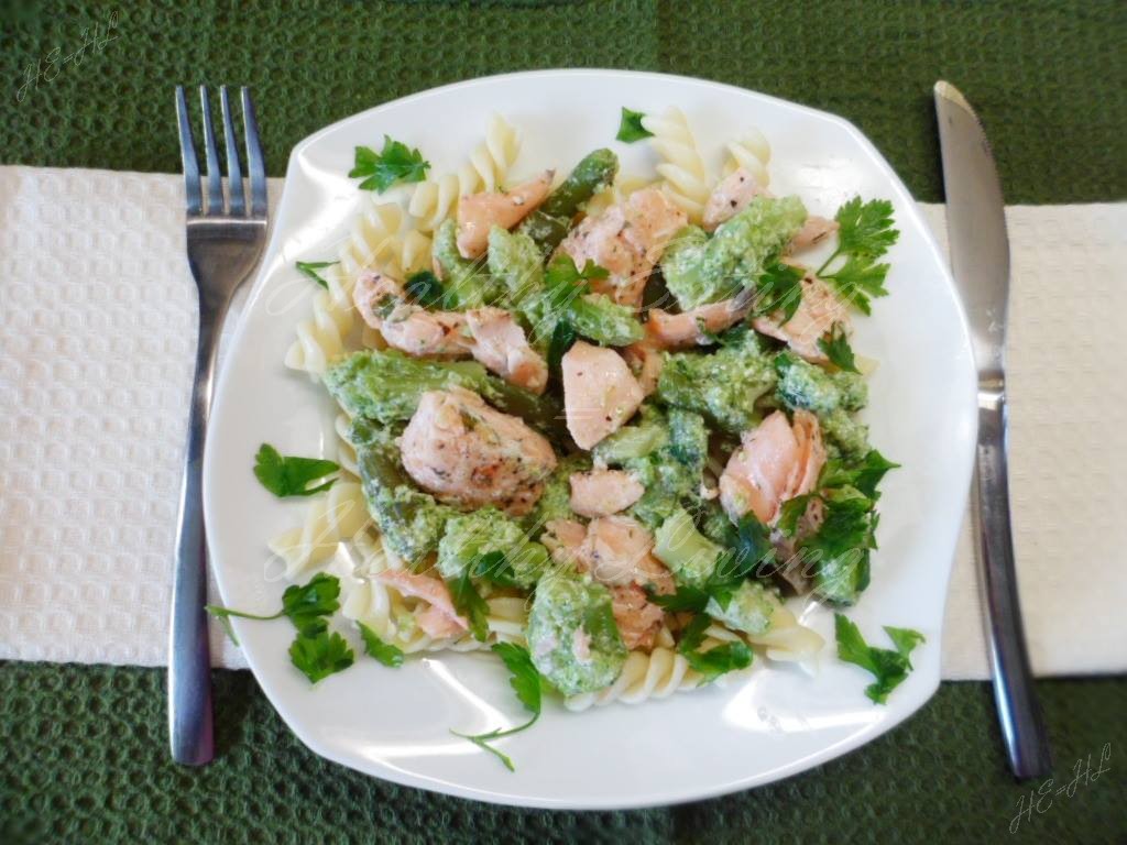 Salmon in yogurt sauce with broccoli and green beans