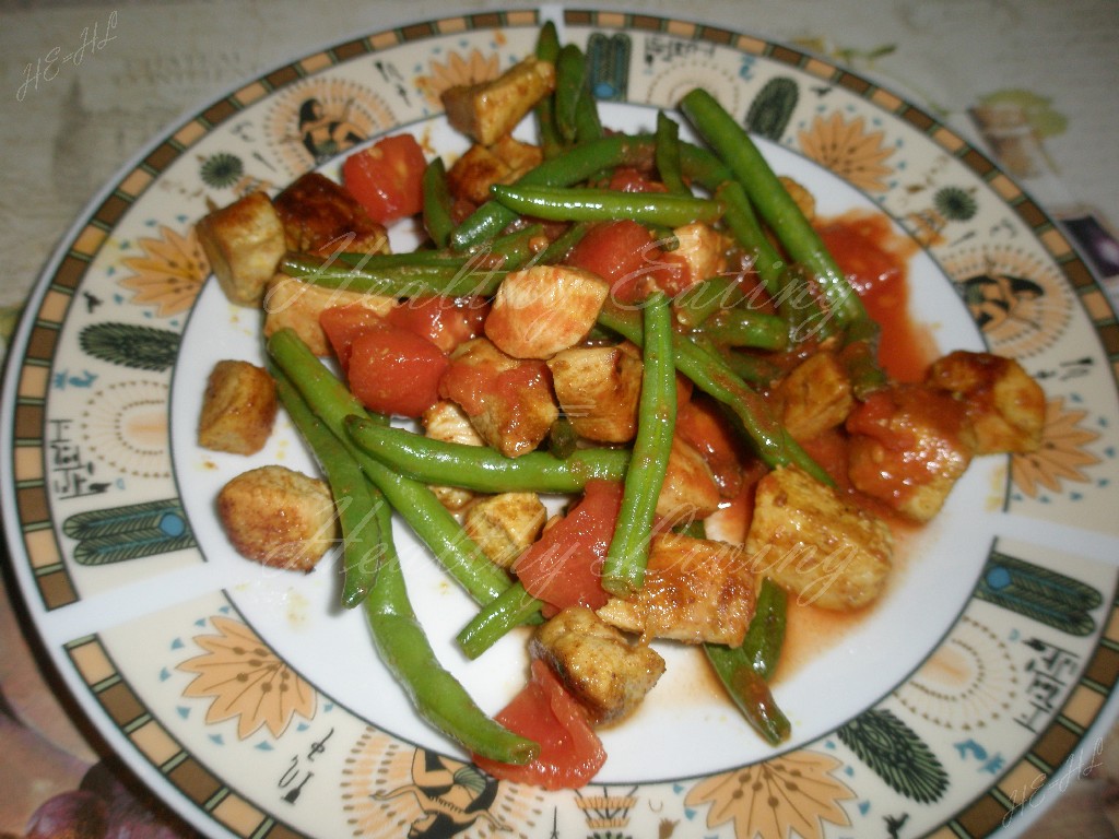 Chicken salad with tomatoes and beans