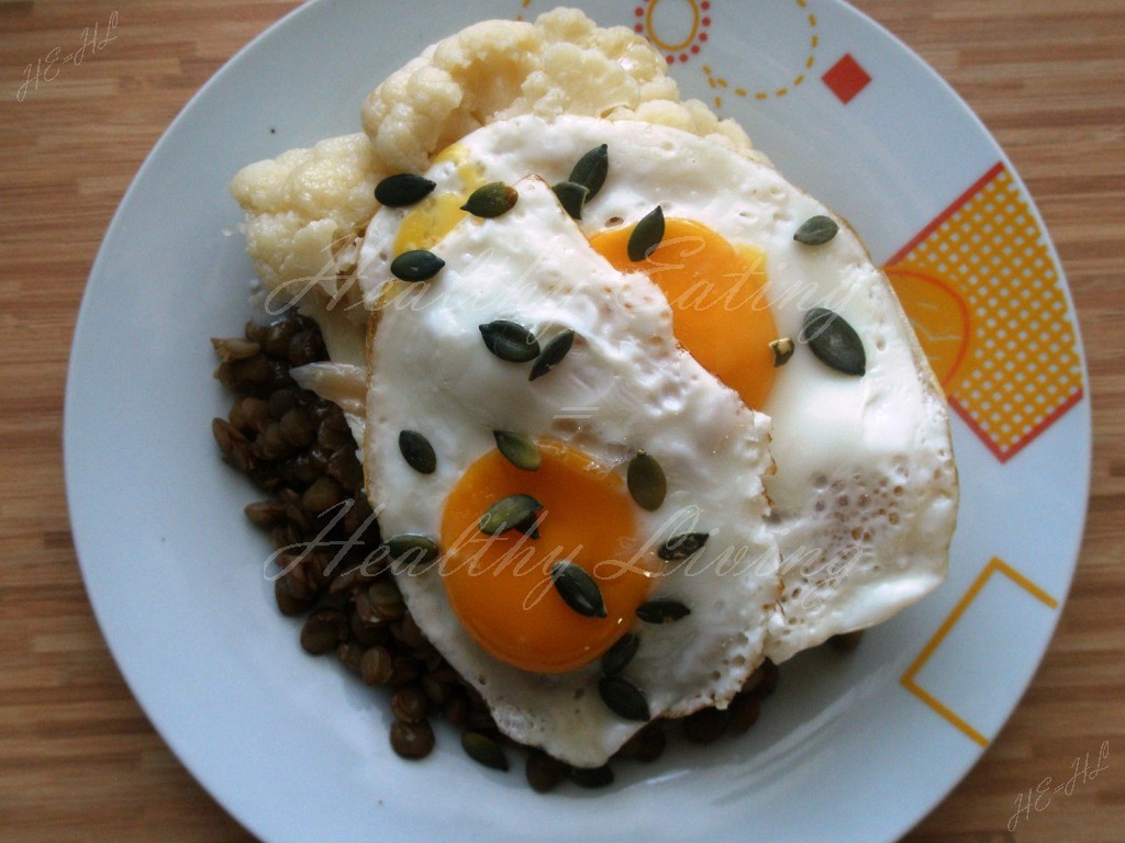 Green lentils with fried egg