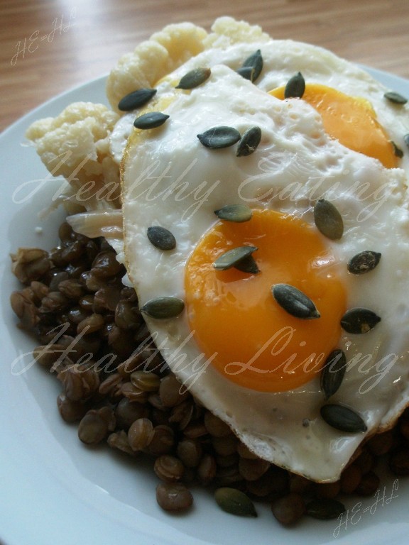 Green lentils with fried egg