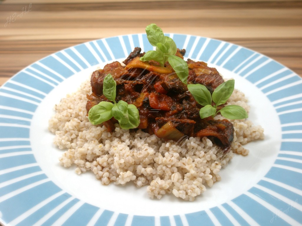 Groats with chicken stewed in tomatoes