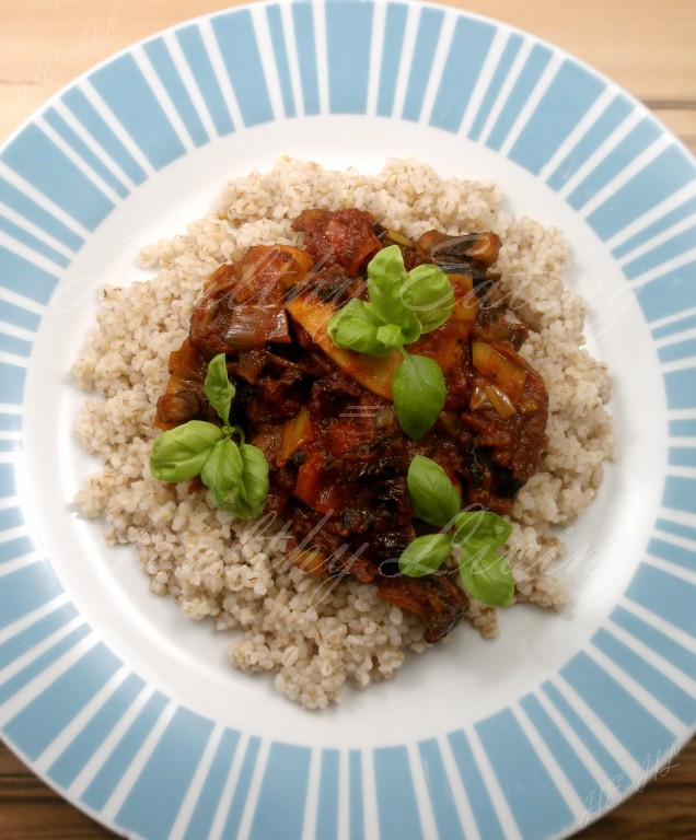 Groats with chicken stewed in tomatoes